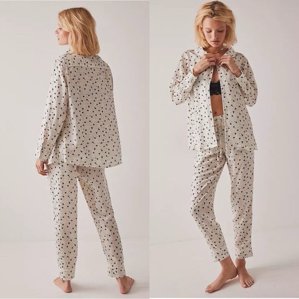 NWT PLUSH REVOLVE Silky Floral Pajamas Set Black Flower Print Creme Sz M